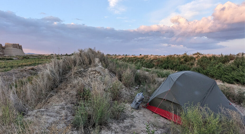Un bivacco vicino alle Qala, fortezze naturali di roccia in Uzbekistan