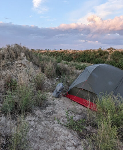 Un bivacco vicino alle Qala, fortezze naturali di roccia in Uzbekistan