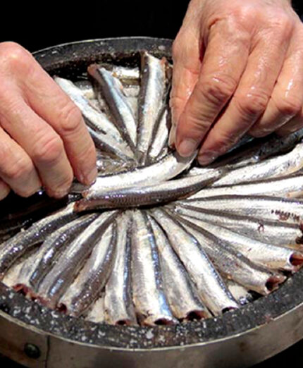 La colatura si ottiene mettendo le alici sotto sale per lunghi periodi (doto Alici di cetara)