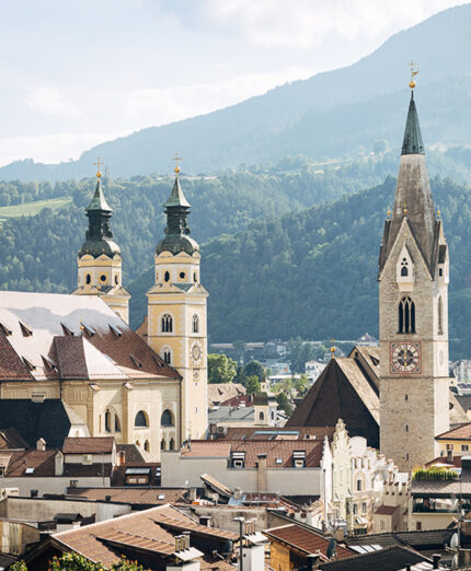 Il Duomo e la Torre Bianca: Bressanone è un piccolo scrigno di architettura e cultura (foto Brixen Tourismus_Thomas Rötting)