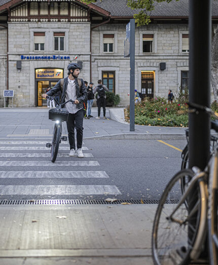 L'intermodalità e la sostenibilità: si scende dal treno e ci si sposta in bicicletta (foto Brixen Tourismus_Wisthaler)