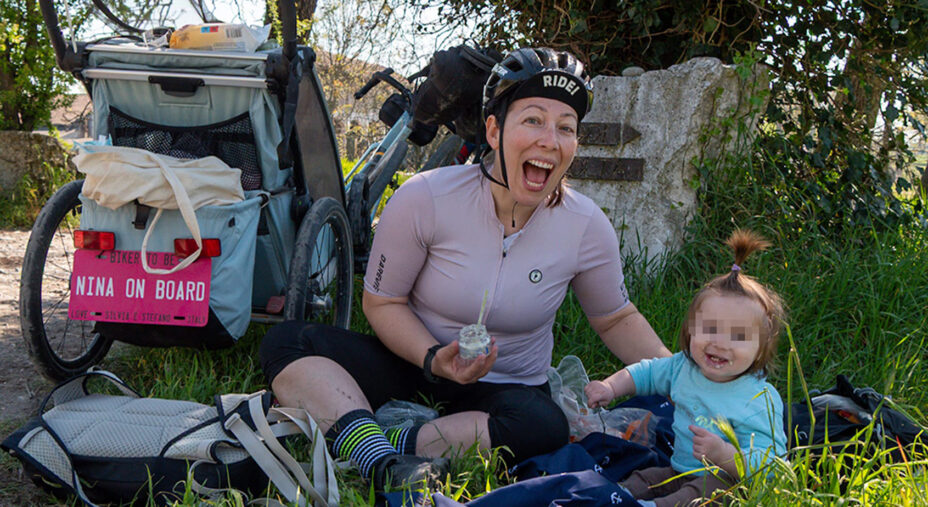 Silvia con Nina. Ogni uscita deve prevedere molteplici soste per tutte le necessità della bimba, continuamente controllata