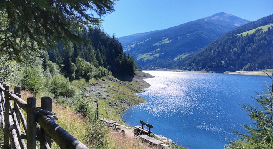 Uno scorcio della Val d'Ultimo, dove domina la natura. Qui il lago a circa metà scalata (foto I love Val d'Ultimo)