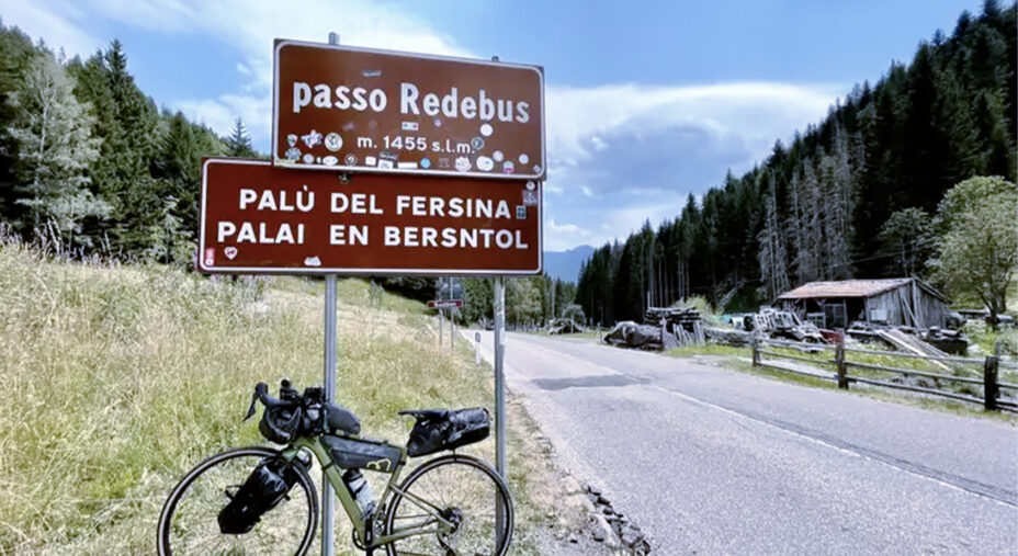 In cima al Redebus: da una parte la Valsugana, dall'altra la valle dei Mocheni (foto Komoot)