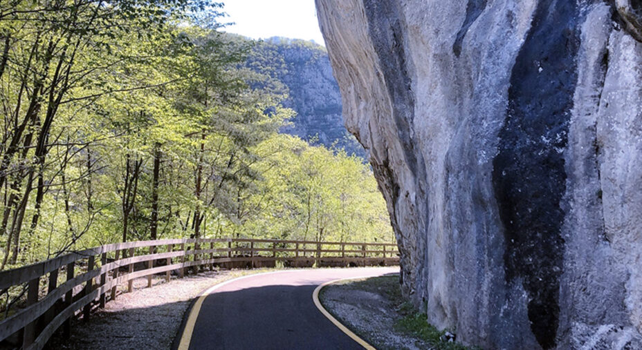 Questa ciclabile segue il corso del Sarche lungo le forre scavate dallo stesso fiume