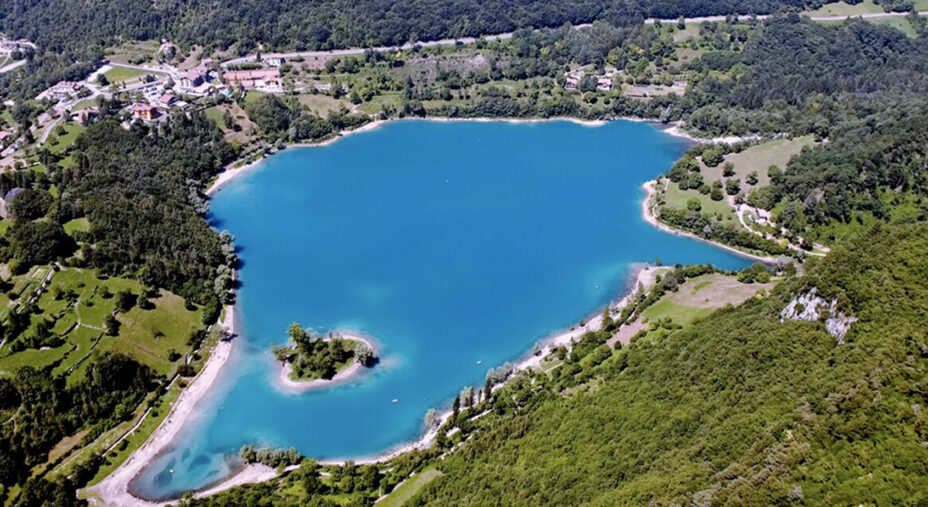 Una splendida veduta aerea del Lago di Tenno (foto Visit Trentino)