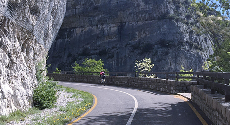 La strada ciclabile di Ledro, chiusa al traffico e scavata nella roccia