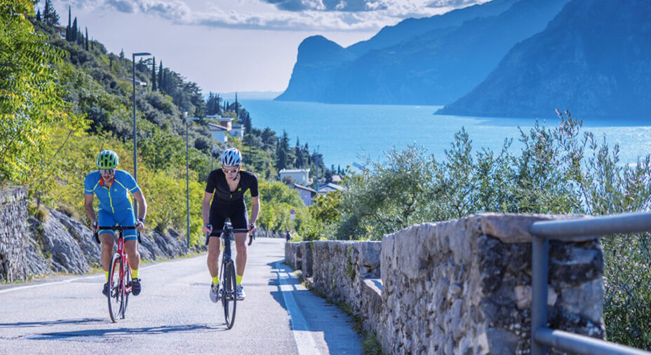 Appena si attacca il Ballino si aprono scenari ampi sul Lago di Garda (foto gardatrentino.it)