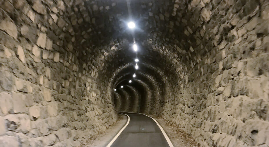 La ciclabile dell'Oltradige è curatissima: ecco una galleria illuminata