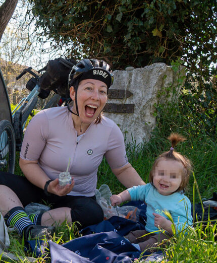 Silvia con Nina. Ogni uscita deve prevedere molteplici soste per tutte le necessità della bimba, continuamente controllata