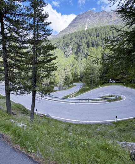 La parte sommitale della Val Martello, l'unica con tornanti stretti in successione.Il Tour of the Alps arriva più in basso