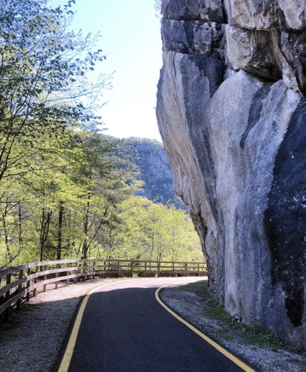 Questa ciclabile segue il corso del Sarche lungo le forre scavate dallo stesso fiume