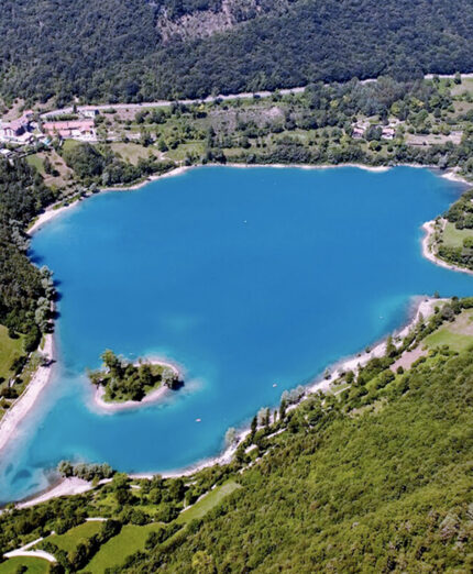 Una splendida veduta aerea del Lago di Tenno (foto Visit Trentino)