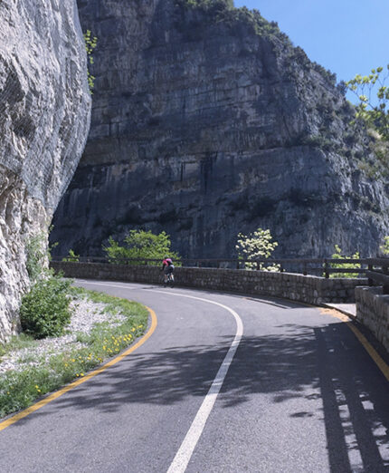 La strada ciclabile di Ledro, chiusa al traffico e scavata nella roccia