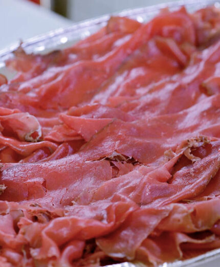 La carne salada, specialità della zona. Ideale se accompagnata con dei vini locali, anche non rossi