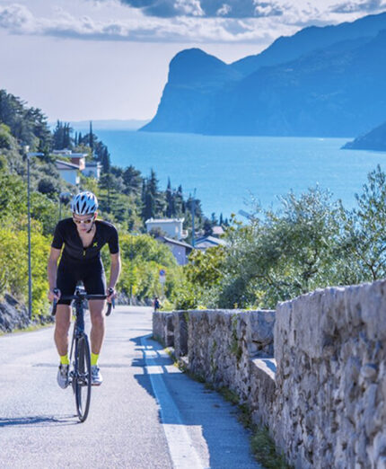 Appena si attacca il Ballino si aprono scenari ampi sul Lago di Garda (foto gardatrentino.it)