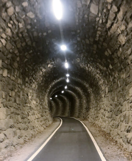 La ciclabile dell'Oltradige è curatissima: ecco una galleria illuminata