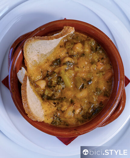 I sapori qui sono forti e genuini, spesso anche biologici e coltivati dalla Pieve stessa