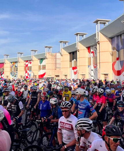 Domenica la Granfondo sarà l'occasione certo di vedere splendidi panorami, ma anche di assaggiare il lardo di Colonnata (foto Granfondo della Versilia)