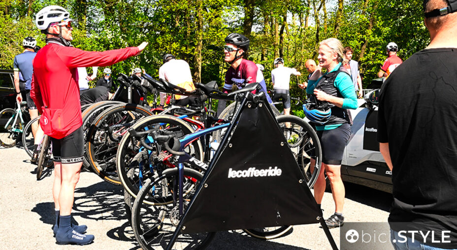 Uno stand in cima, con la musica, il caffè e il portabici brandizzato: anche questo è la Redoute