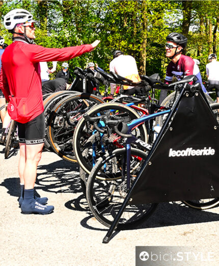 Uno stand in cima, con la musica, il caffè e il portabici brandizzato: anche questo è la Redoute