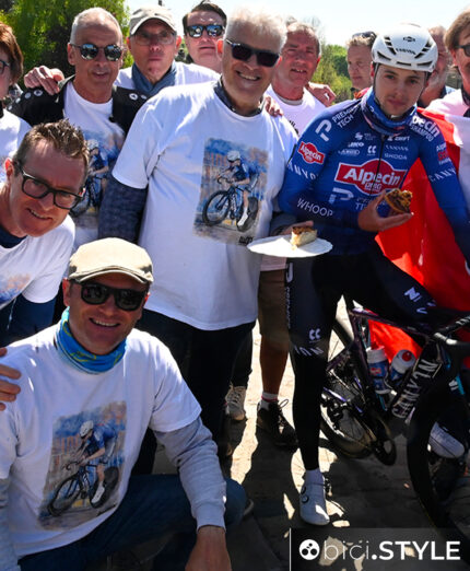 Quel corridore si chiama Francesco Busatto e si è fermato per la torta di riso preparata dai suoi tifosi