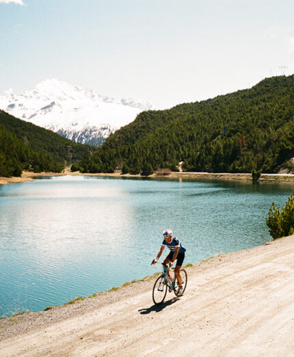 Il percorso gravel arriva alla diga di Cancano e d qui scende su sterrato fino ai piedi dello Stelvio (foto Stefan Haehnel)