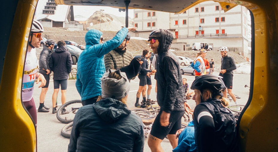 Sullo Stelvio l'ultimo timbro, prima di iniziare la discesa verso Sernio (foto Stefan Haehnel)