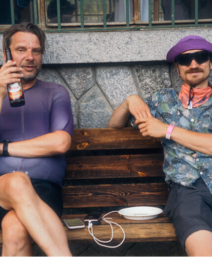 Mogast non ha lo spirito della granfondo: la sosta per una birra è momento di grande intensità (foto Stefan Haehnel)