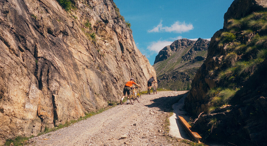 Il percorso gravel parte assieme al classico su strada, poi si dividono e tornano insieme ai piedi dello Stelvio (foto Stefan Haehnel)
