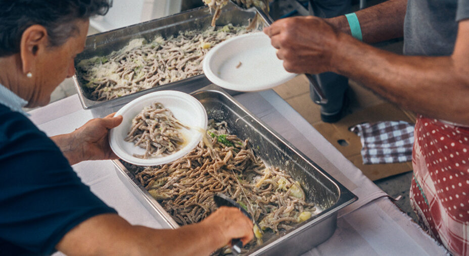 Il sabato sera, quando Mogast è finito, la cena è abase di pizzoccheri (foto Stefan Haehnel)