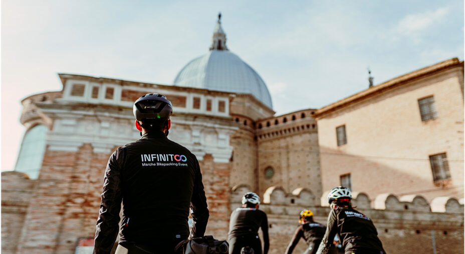 I tracciati consentono libera percorrenza: ci si può fermare anche per visitare le bellezze del territorio