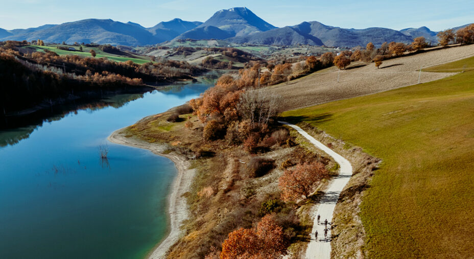 L'entroterra verso Monte San Vicino è selvaggio e fatto di sterrate tenute benissimo