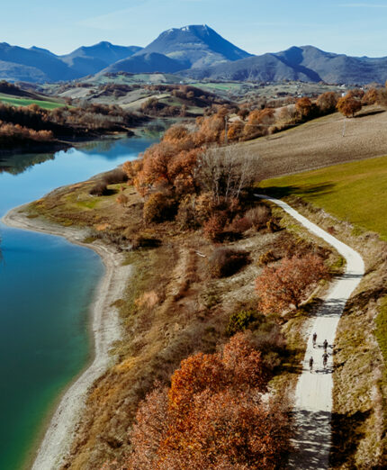 L'entroterra verso Monte San Vicino è selvaggio e fatto di sterrate tenute benissimo