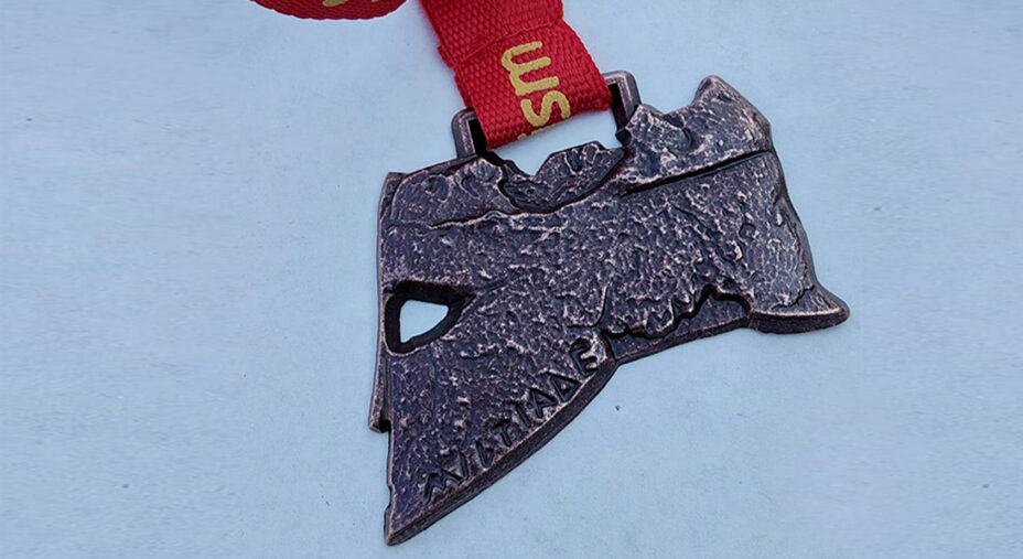 La medaglia ufficiale di Run for Autism raffigura l’elmo di Milziade, il generale ateniese che combatté e vinse contro i Persiani nella battaglia di MAratona