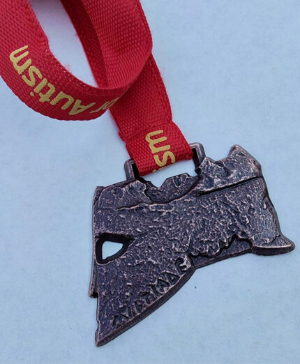 La medaglia ufficiale di Run for Autism raffigura l’elmo di Milziade, il generale ateniese che combatté e vinse contro i Persiani nella battaglia di Maratona