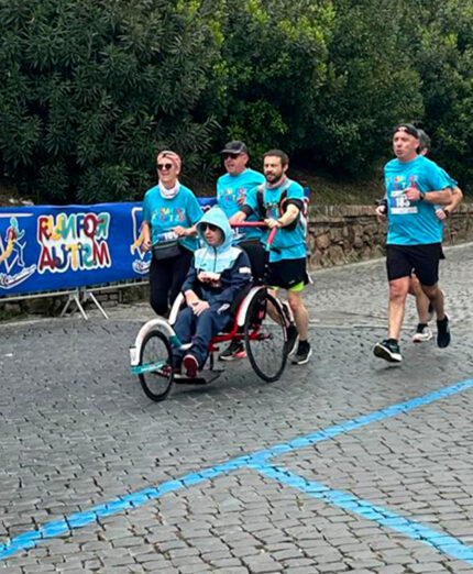 Alla Run for Autism c'erano vari mezzi su ruote: le joelette a una sola ruota e quelle con due ruote