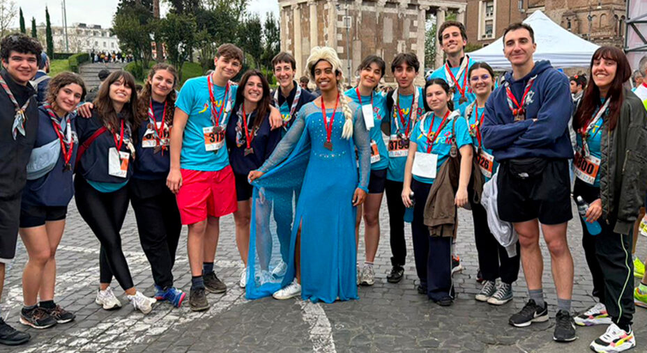 Sul percorso due gruppi scout Agesci (Roma 63 e Roma 64): alcuni di loro hanno corso accanto ad atleti disabili. E c'è anche ci ha corso vestito da Elsa di Frozen
