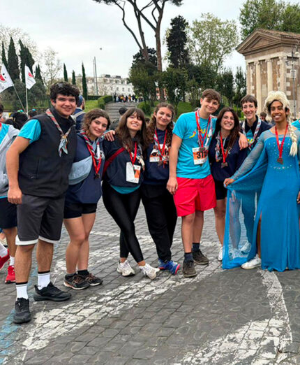 Sul percorso due gruppi scout Agesci (Roma 63 e Roma 64): alcuni di loro hanno corso accanto ad atleti disabili. E c'è anche ci ha corso vestito da Elsa di Frozen