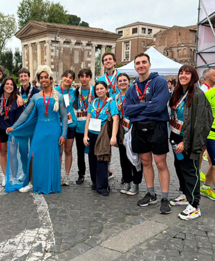 Gli scout che non hanno corso, hanno prestato servizio lungo il percorso di Run for Autism