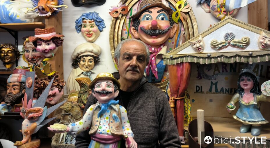Puglia, Gargano, Manfredonia, artigiano cartapestaio