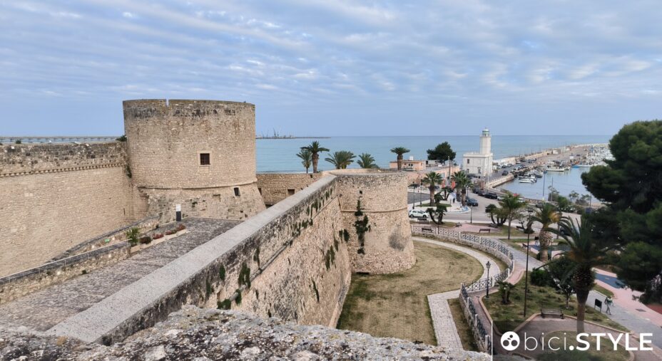 Puglia, Gargano, Manfredonia, casetrllo e porto