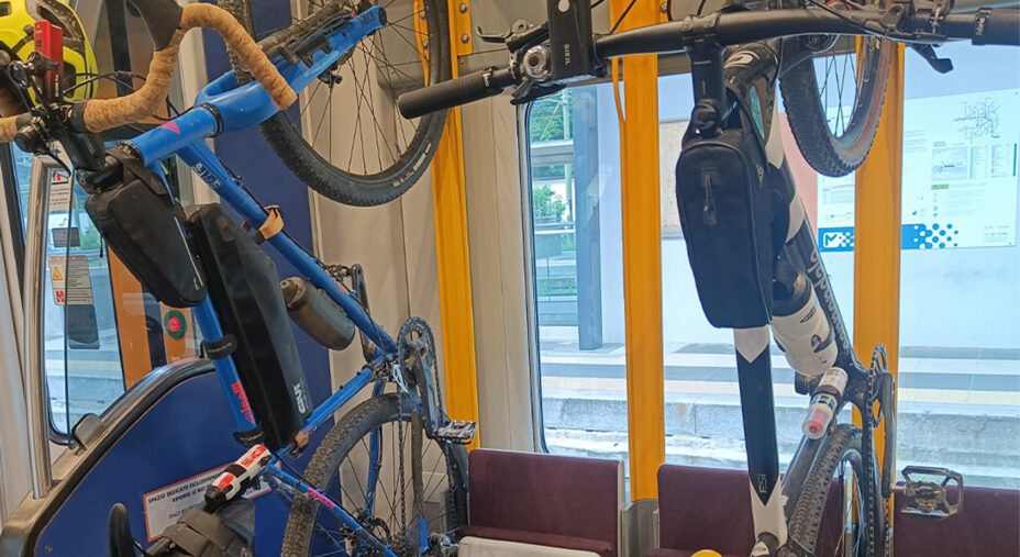 Le due bici protagoniste del viaggio, sul treno che ha riportato a casa