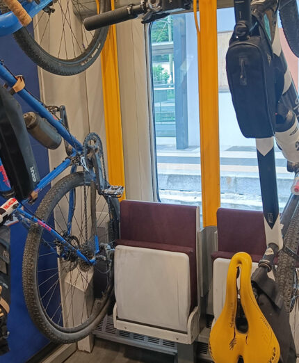 Le due bici protagoniste del viaggio, sul treno che ha riportato a casa