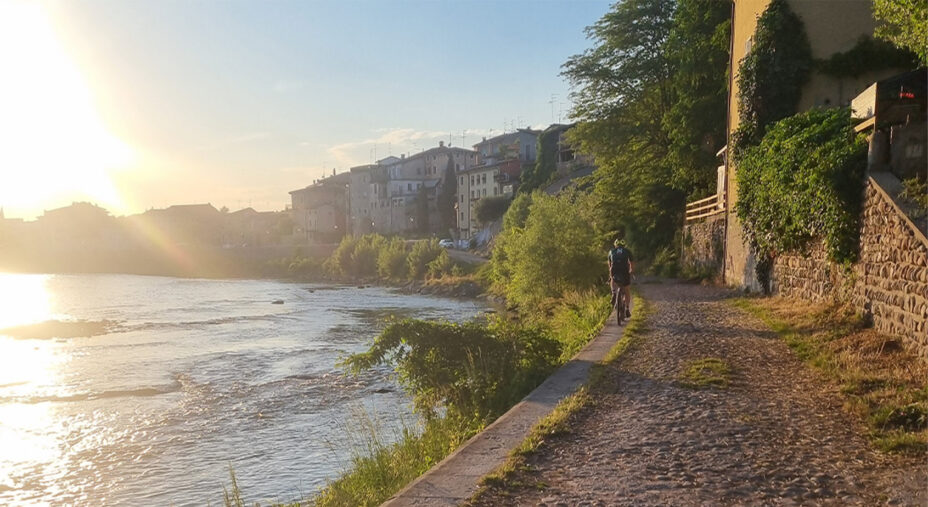 Il passaggio sull'argine del fiume. I due ciclisti hanno seguito tutto il fiume senza staccarsi quasi mai