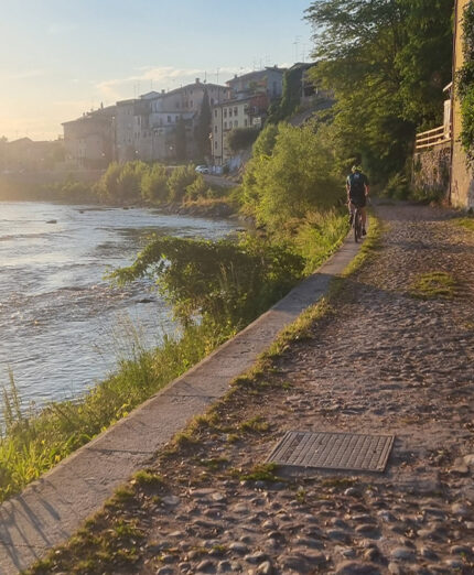 Il passaggio sull'argine del fiume. I due ciclisti hanno seguito tutto il fiume senza staccarsi quasi mai