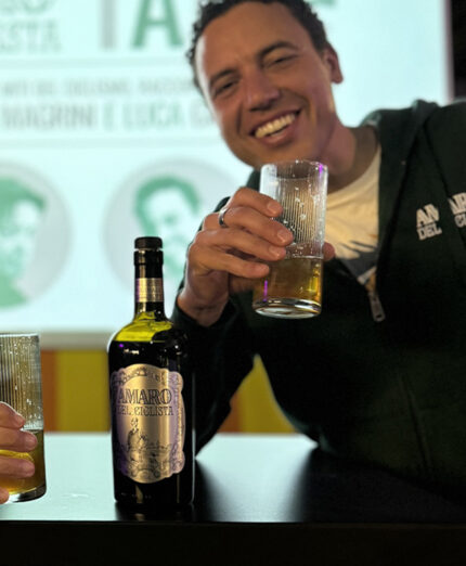 Luca Gregorio, telecronista e testimonial de l'Amaro del Ciclista