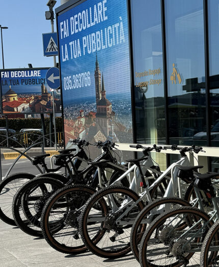 Il servizio di noleggio bici in aeroporto prevede MTB e gravel a pedalata assistita