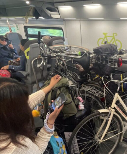 In luogo di carrozze stipate di bici, il progetto tende a preferire lo scambio di mezzi fra una scuola e l'altra