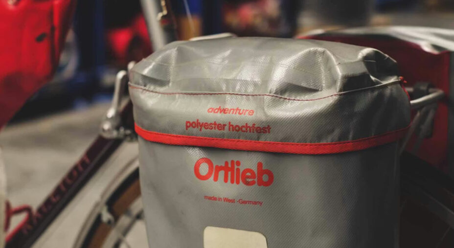 Una delle prime borse per viaggi in bici prodotte da Hartmut Ortlieb